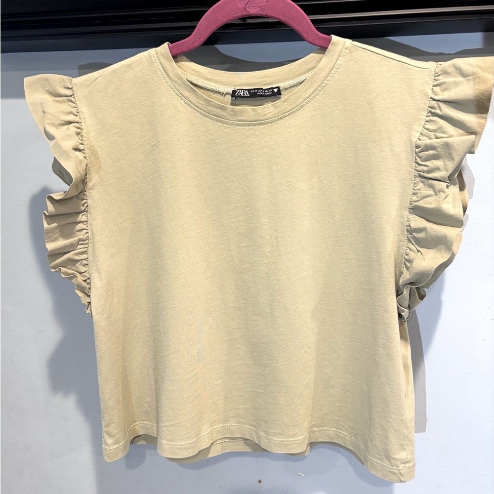 Zara light olive green tee.
Size M.